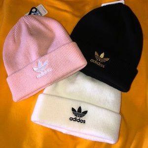 ❄️Women Adidas Original Trefoil Beanie’s❄️